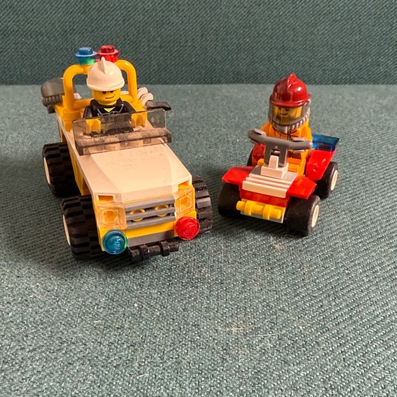 LEGO Emergency Response Vehicles with Two Minifigures - Picture 1 of 10